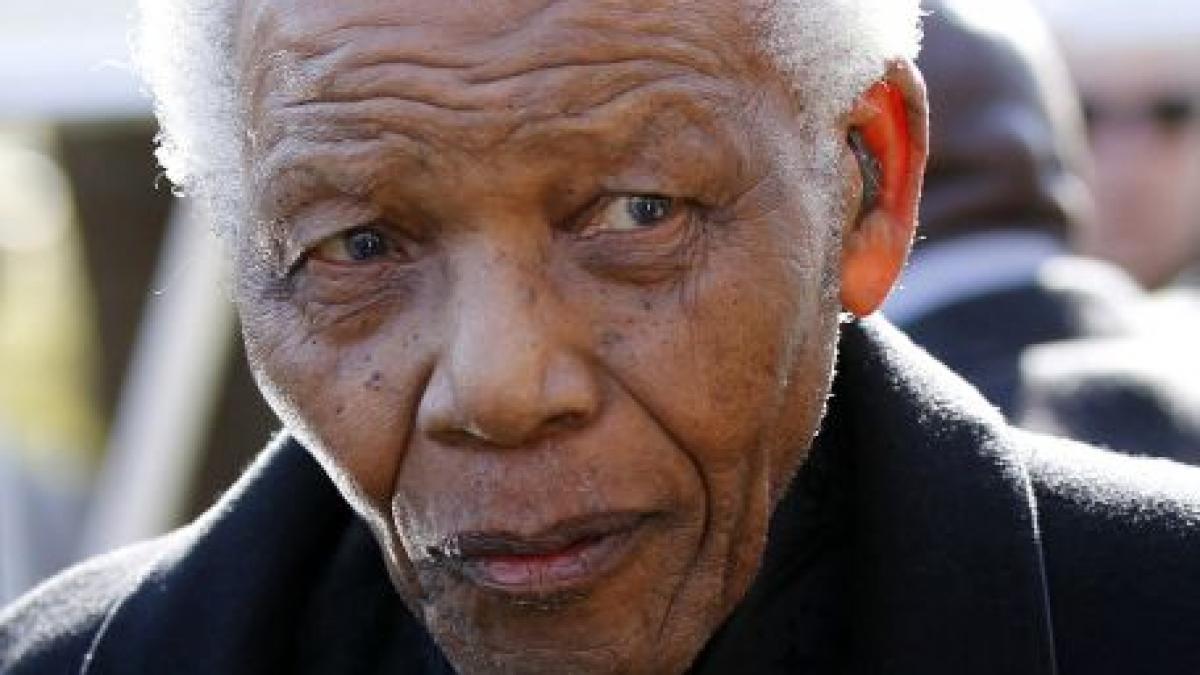 Nelson Mandela a fost spitalizat, dar se simte bine şi este într-o dispoziţie bună