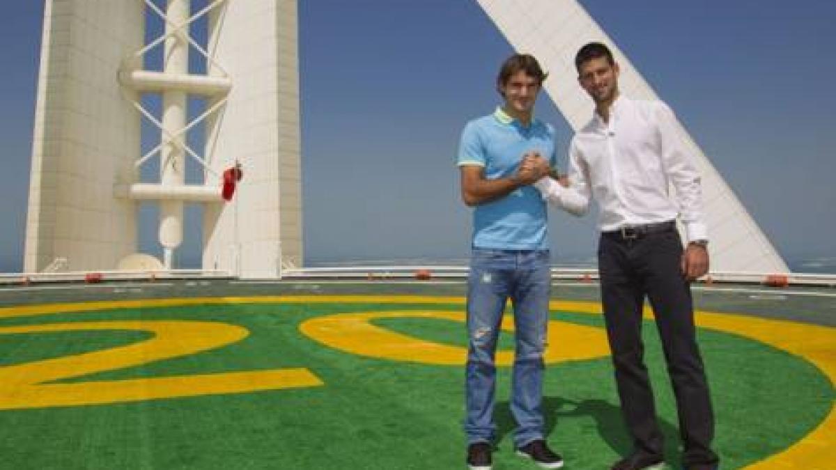 Djokovic şi Federer, la înălţime: S-au pozat şi au schimbat câteva mingi pe Burj Al Arab