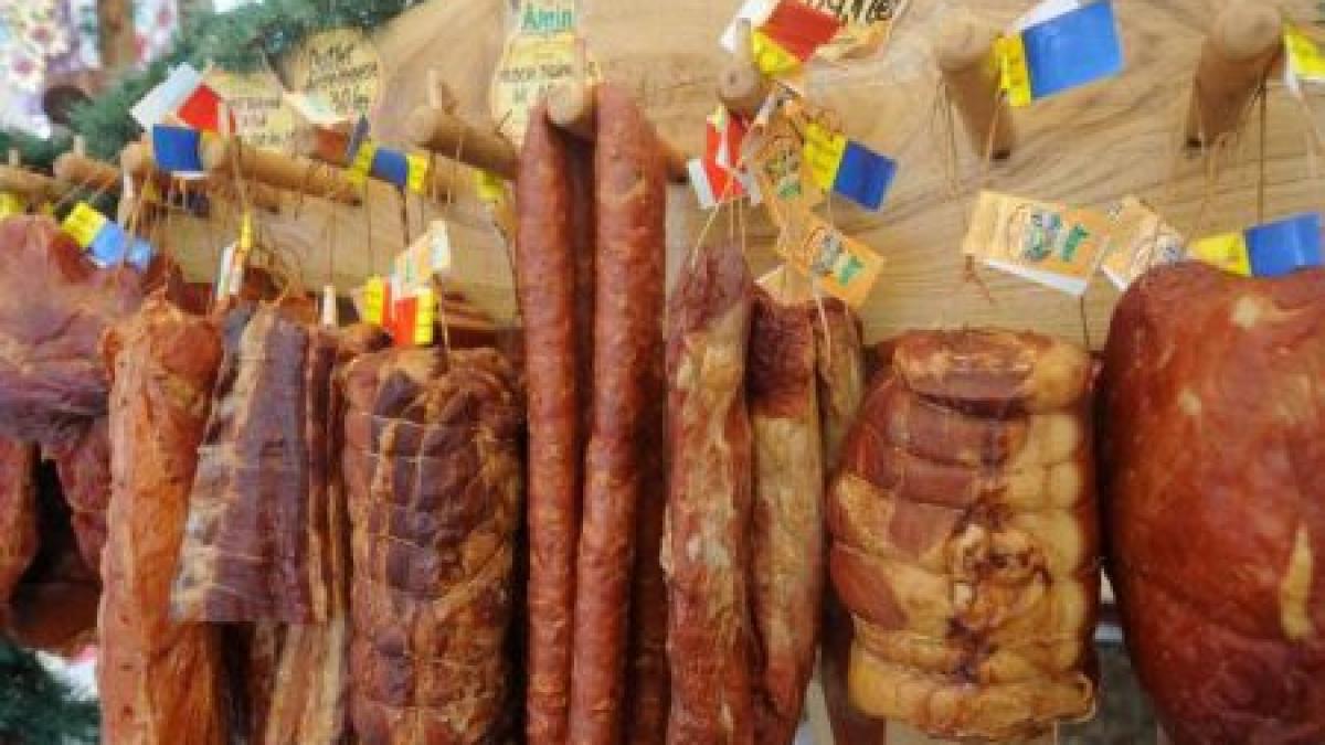 Mâncăm sare şi apă în loc de carne. Vezi aici ce mai conţin mezelurile de pe piaţă