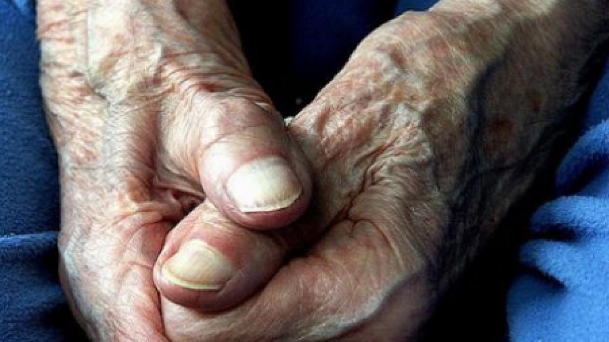 Şi săraci, şi cu pensiile tăiate. Peste 100 de pensionari, escrocaţi de angajaţii CAR