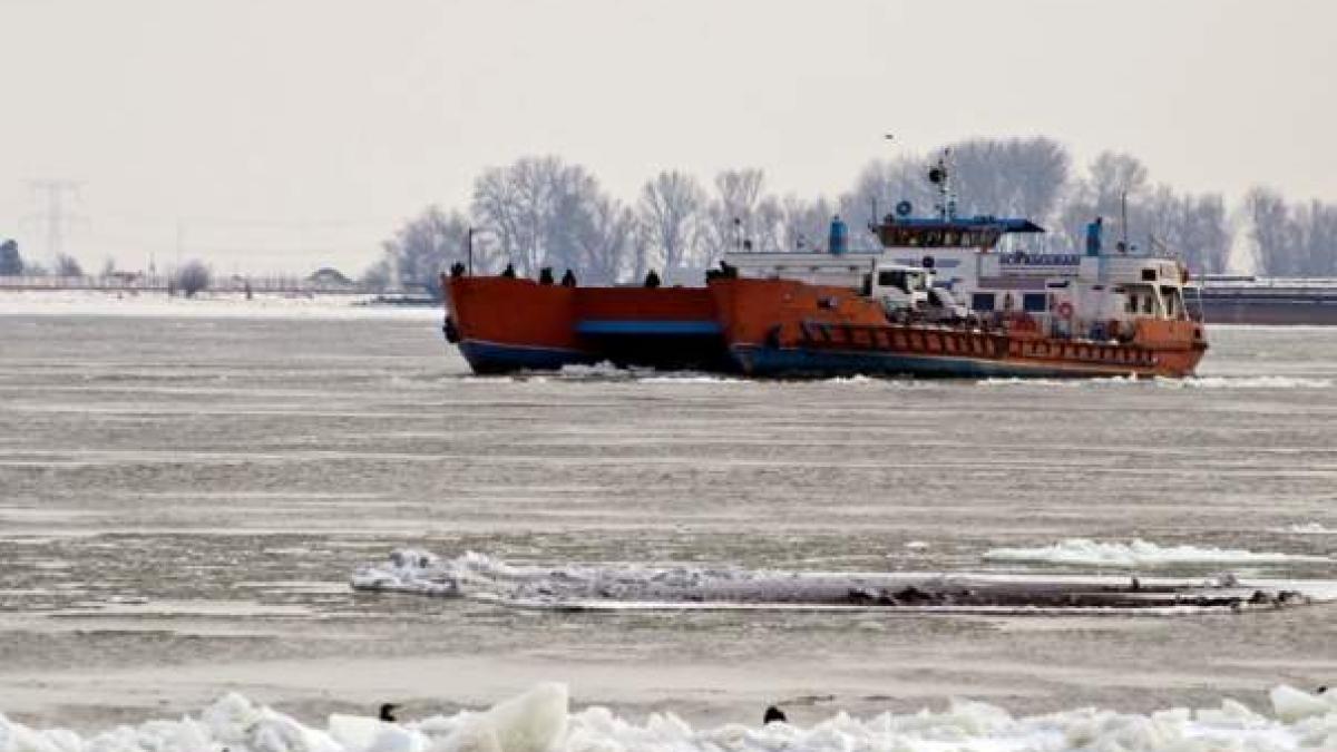 Situaţie alarmantă pe Dunăre. Debitul crescut al fluviului a împins în larg navele care nu erau ancorate la mal