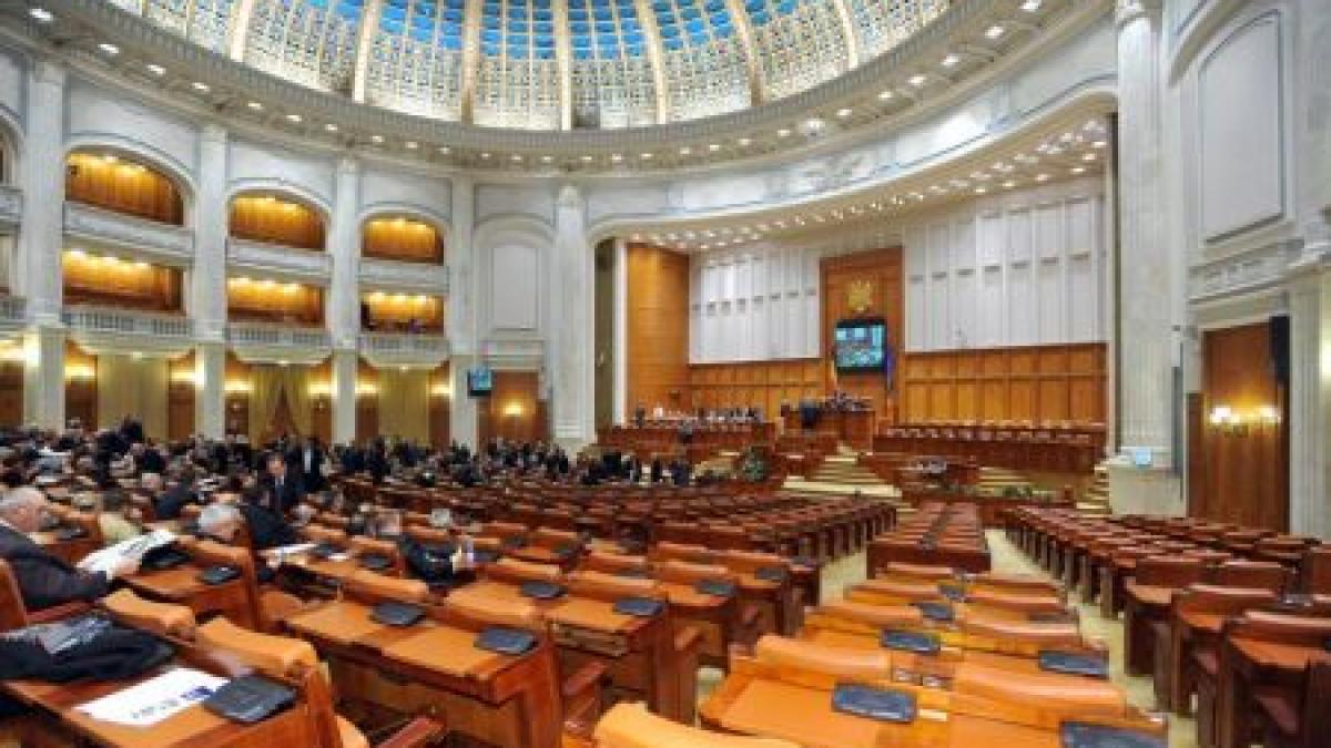 Legea lustraţiei, adoptată în Parlament. Comuniştii cu funcţii înainte de 1989 nu pot fi numiţi miniştri sau consilieri de stat