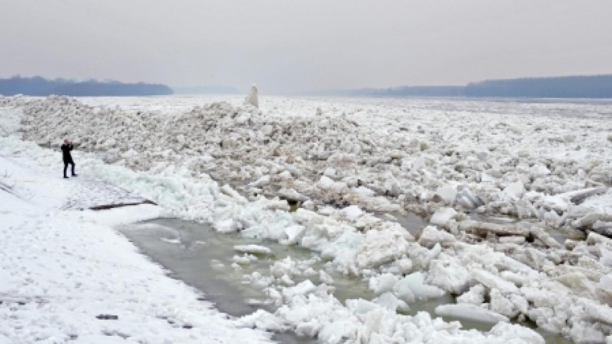 Dezastrul provocat de Dunăre, în presa internaţională. 25 de nave, blocate între sloiurile de gheaţă