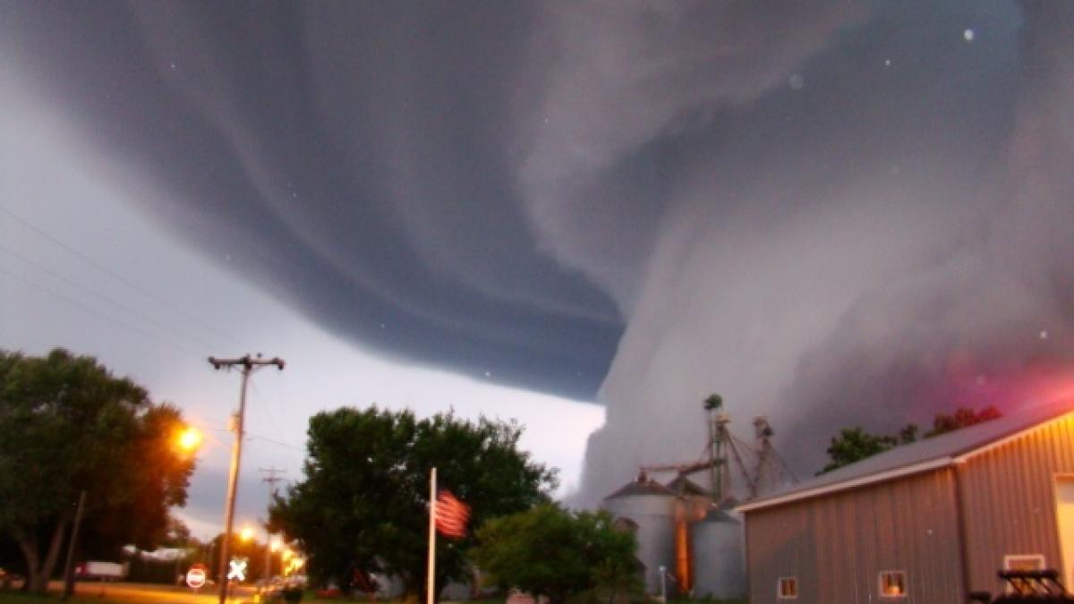 Tornade devastatoare în SUA: Cel puţin 12 persoane au murit iar alte zeci au fost rănite