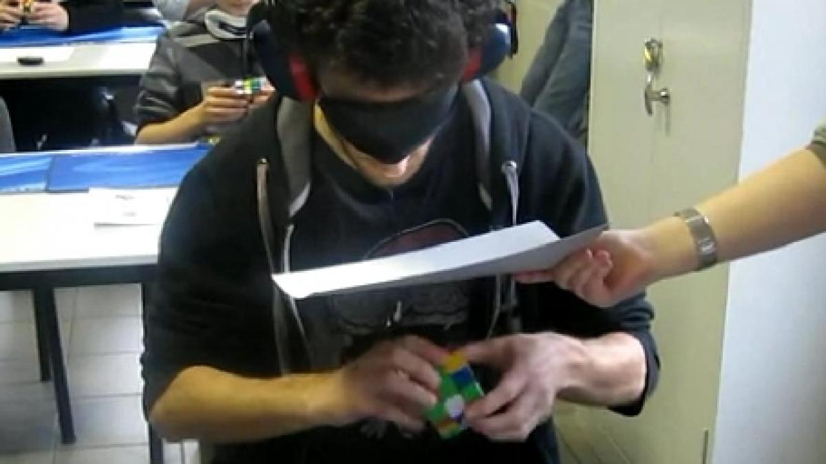 Ingenios. Cum să rezolvi un cub Rubik în mai puţin de 30 de secunde, legat la ochi