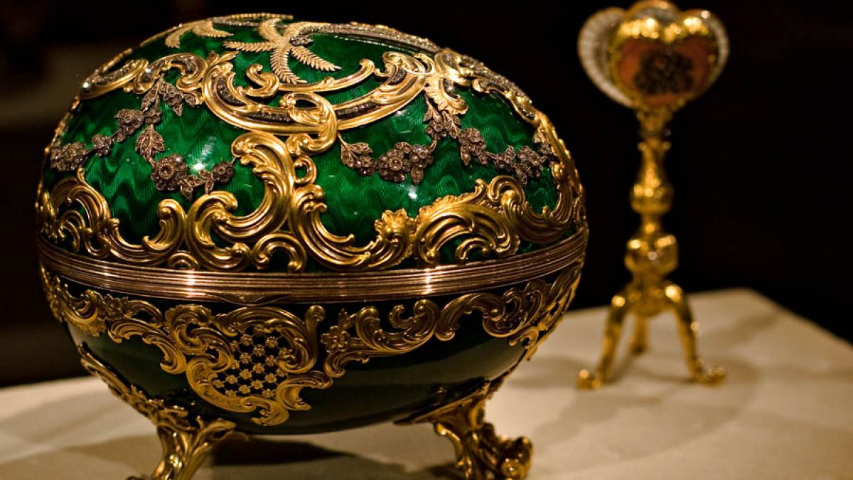 Un ou Faberge încrustat cu diamante şi rubine - piesa de rezistenţă a jubileului de diamant a reginei Marii Britanii