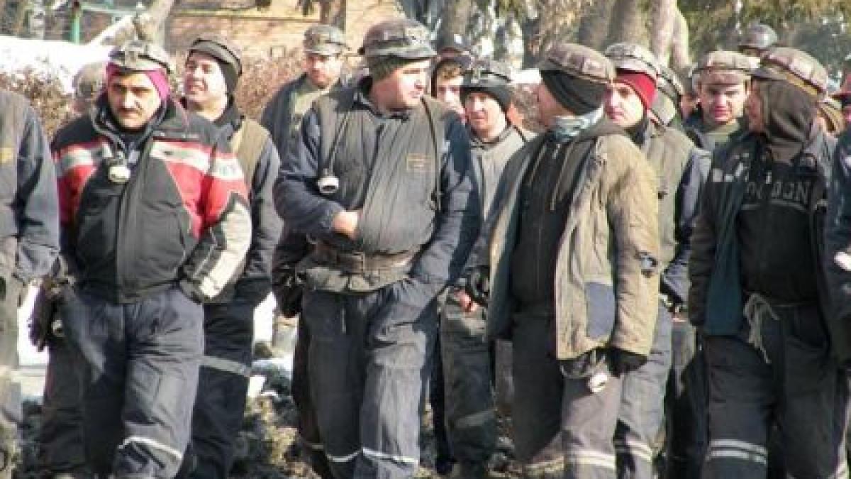 Minerii de la Lonea AU AJUNS în Petroşani. Sediul Companiei Huilei, EVACUAT