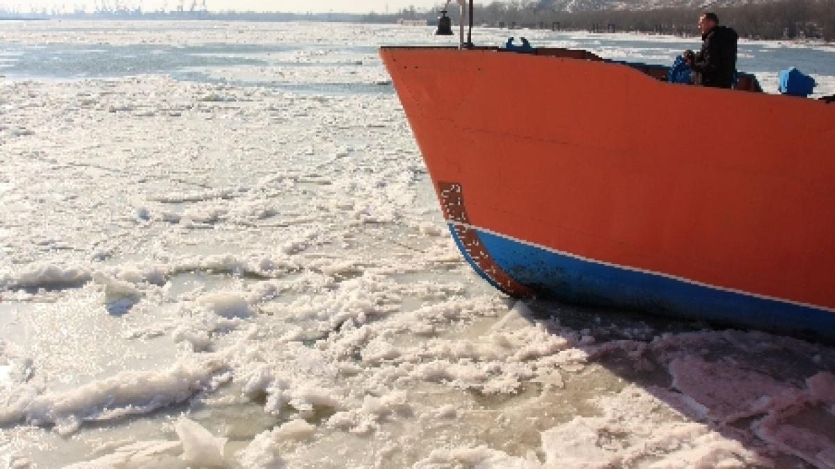 Pericol pe Dunăre: Un pod de gheaţă lung de 1 km şi gros de 3-4 metri ameninţă portul Tulcea