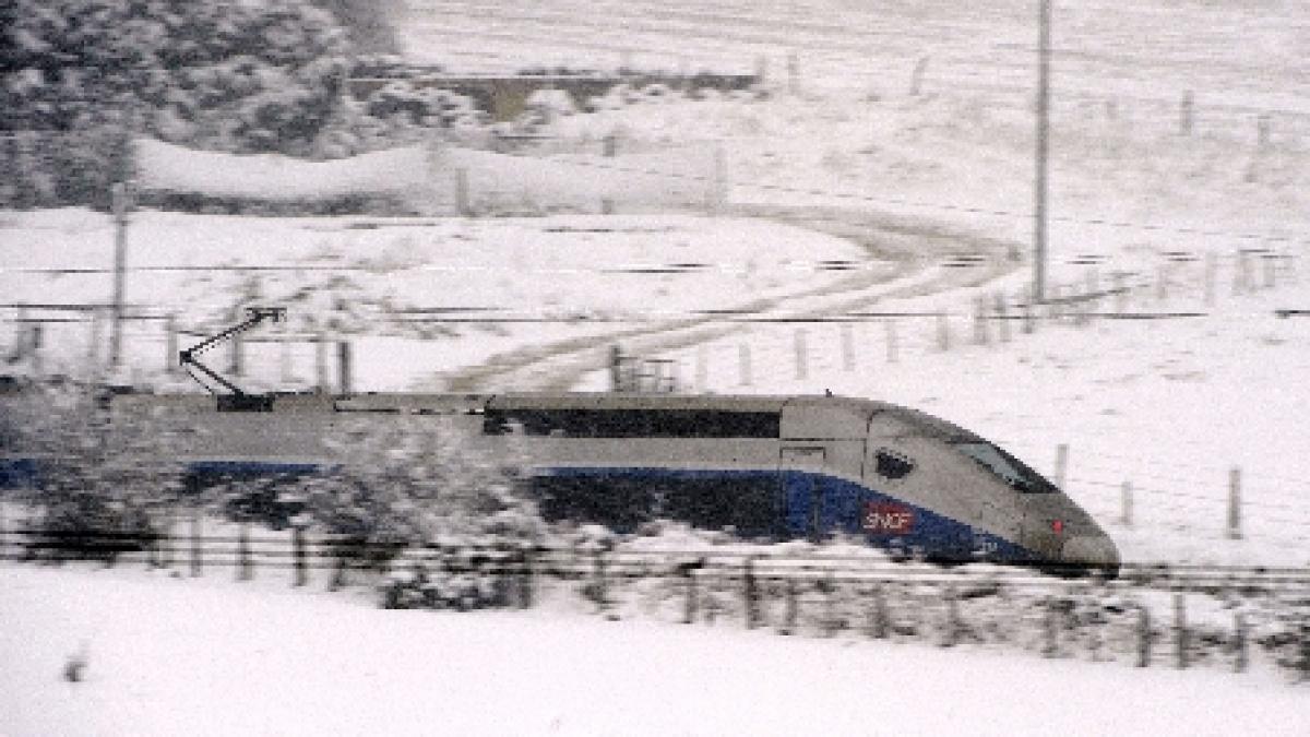 Ninsorile abundente au blocat traficul feroviar în Franţa: Peste 3.500 de persoane, blocate în TGV-uri