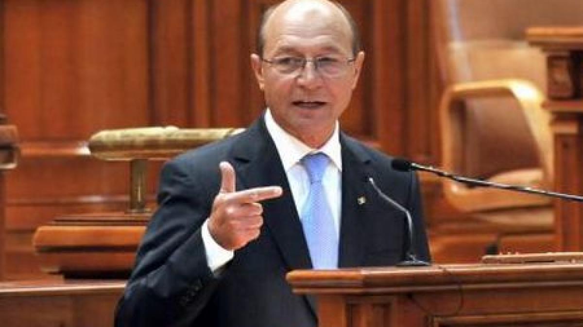 Discursul lui Băsescu din Parlament, întrerupt: „Demisia! Regele Mihai”. Reacţia: „Mergeţi la el şi chemaţi-l”