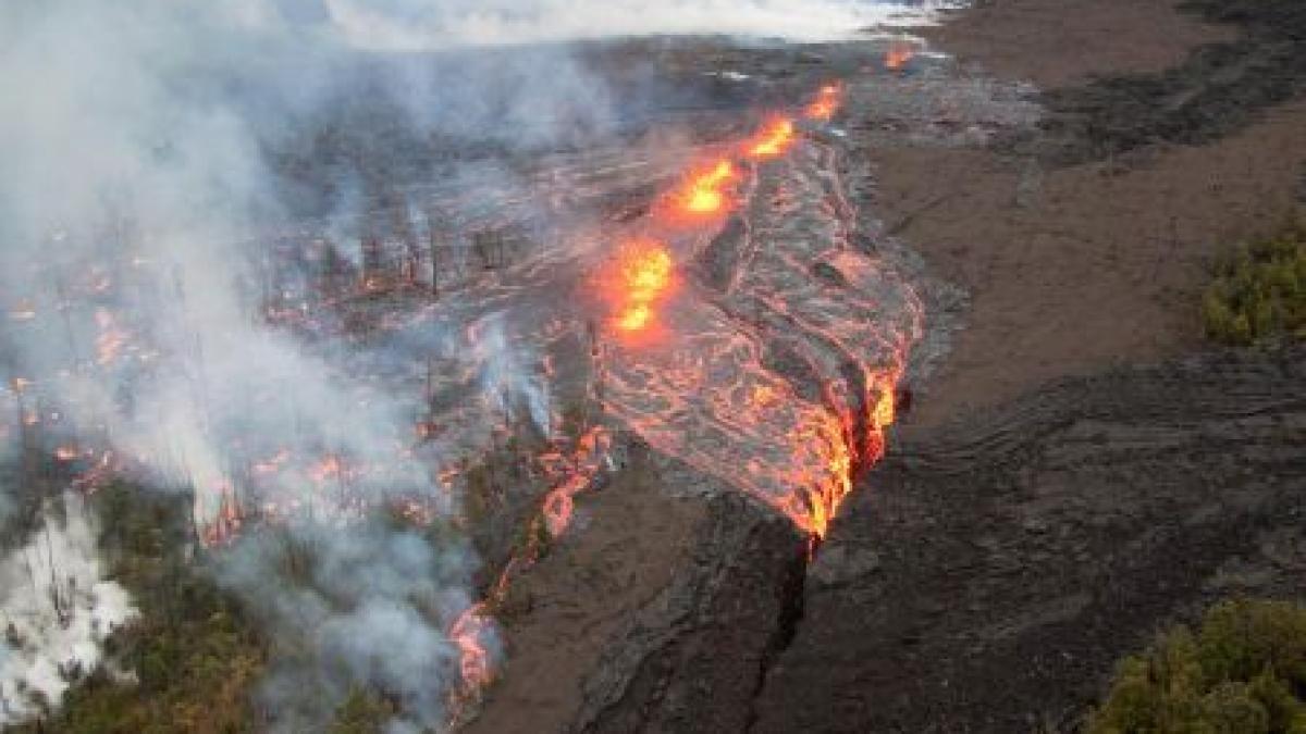 Hawai. Râuri de lavă incadescentă au acoperit kilometri întregi de teren şi au carbonizat pădurile