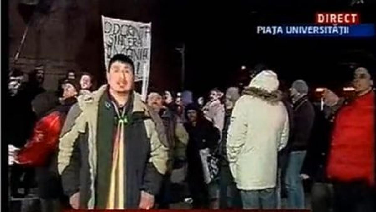 Protestele continuă în Piaţa Universităţii. &quot;JOS BĂSESCU&quot;