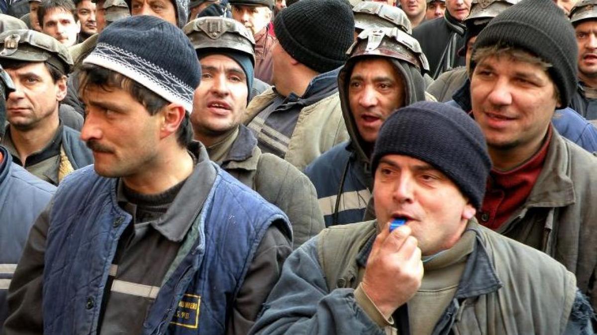 ÎMBRÂNCELI între MINERI şi JANDARMI. Miile de ortaci au deblocat DN 66 după patru ore de proteste în stradă 