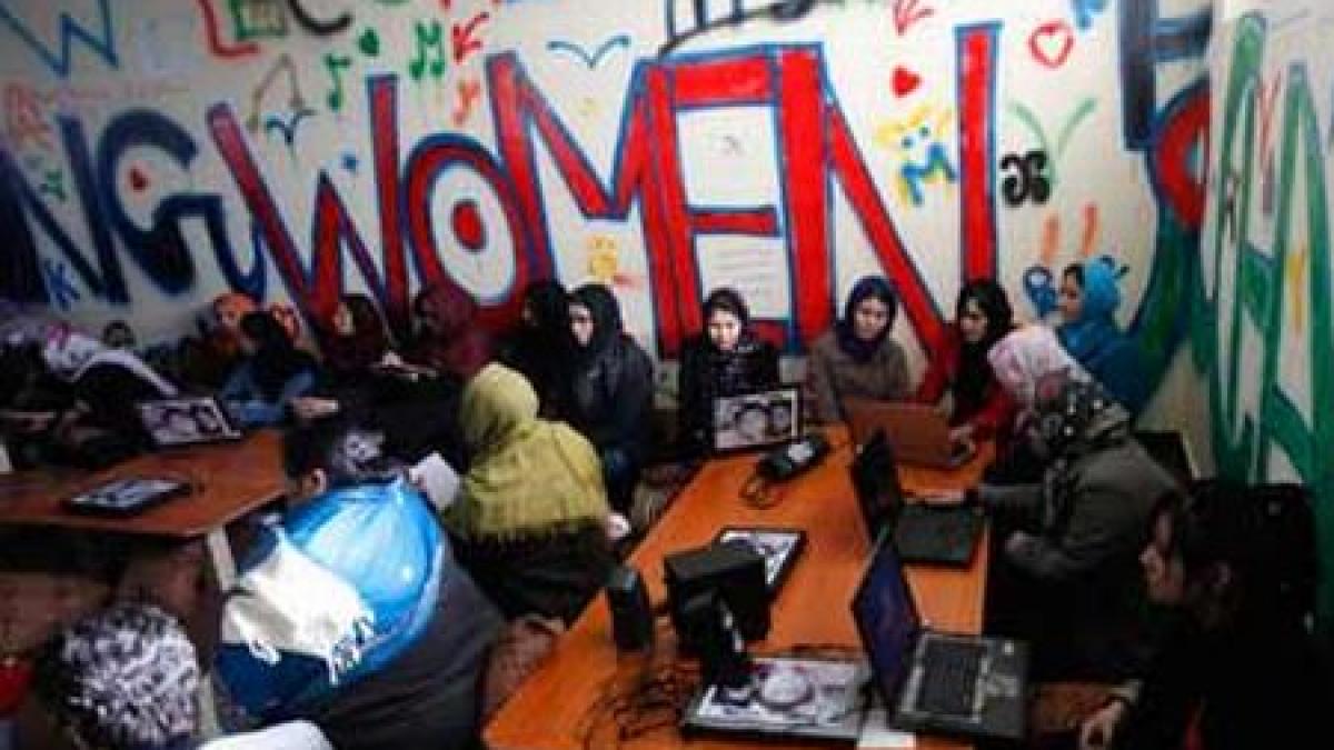 Internetul înseamnă LIBERTATE. S-a deschis primul internet-cafe pentru femeile din Afganistan