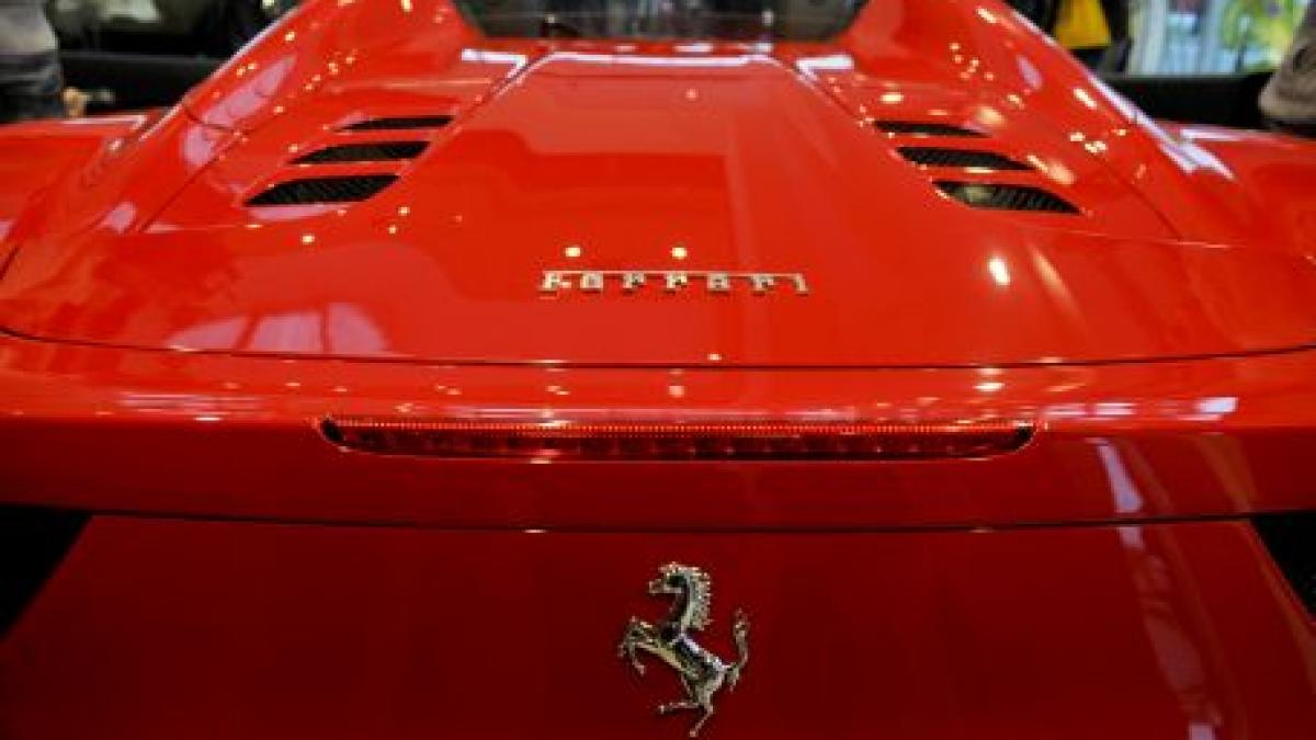 Când legea funcţionează. S-a filmat conducând Ferrari-ul personal şi acum riscă sancţiuni