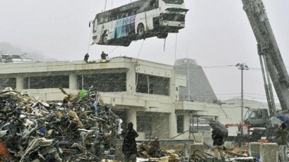 Japonia: Autobuz coborât de pe acoperiş la un an după devastatoarele valuri tsunami