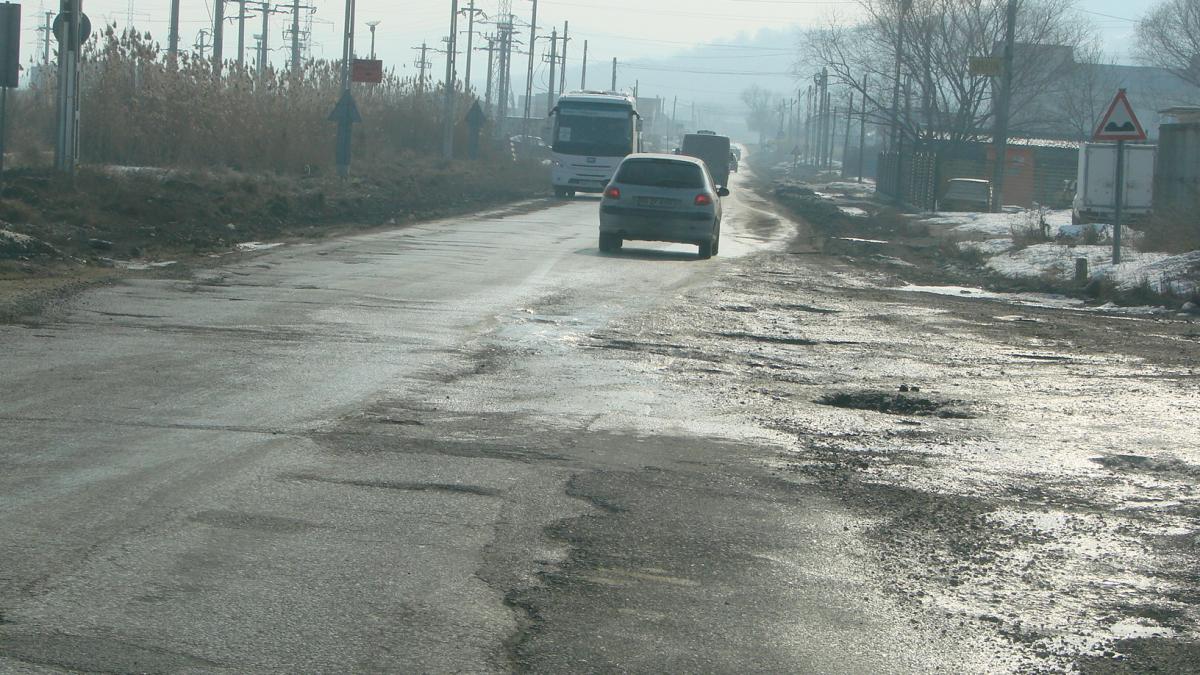 DN28, calvarul şoferilor, în lumina indiferenţei autorităţilor. Banii de pe rovignetă asigură &quot;calitatea&quot; drumurilor