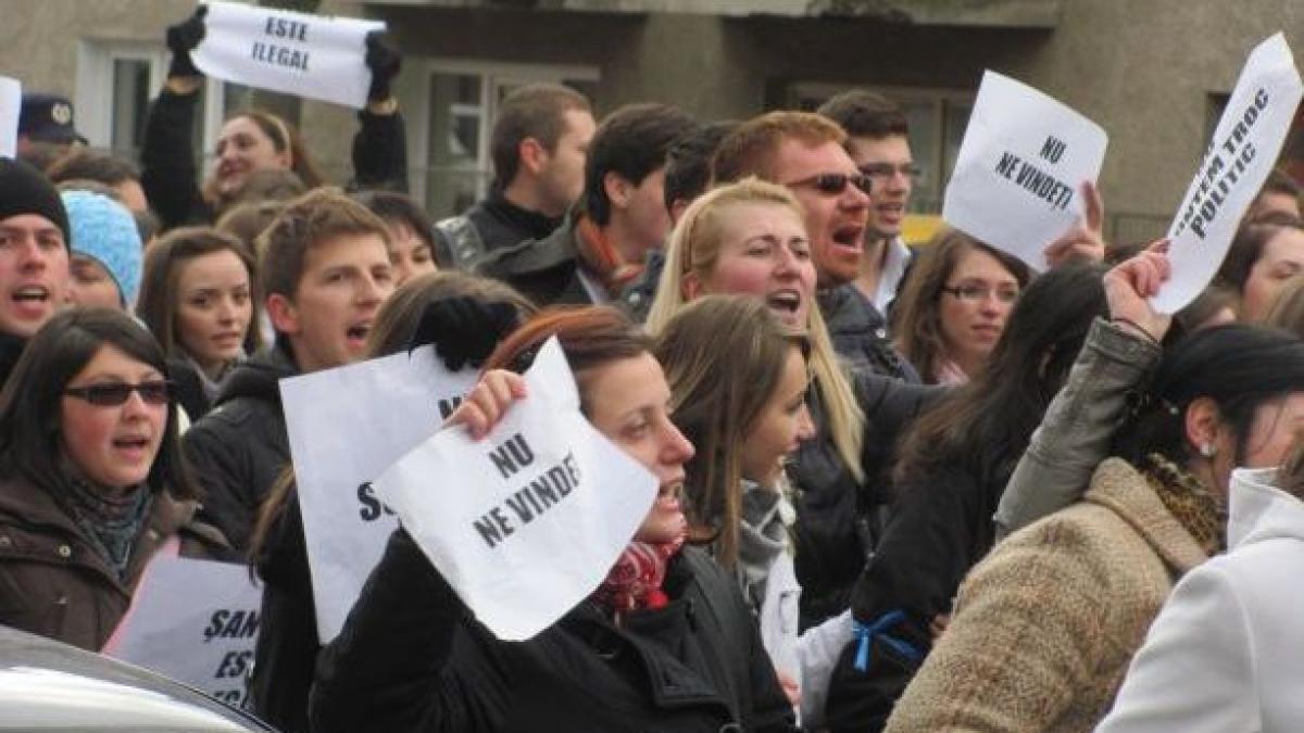 Sute de studenţi de la UMF Târgu Mureş au protestat faţă de propunerea UDMR: &quot;Nu vrem să devenim troc politic!&quot;