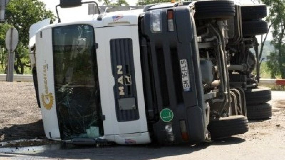 19 tone de suc au inundat un drum din Sălaj, după ce un TIR s-a răsturnat pe şosea. Localnicii au dat o mână de ajutor la strângerea peturilor