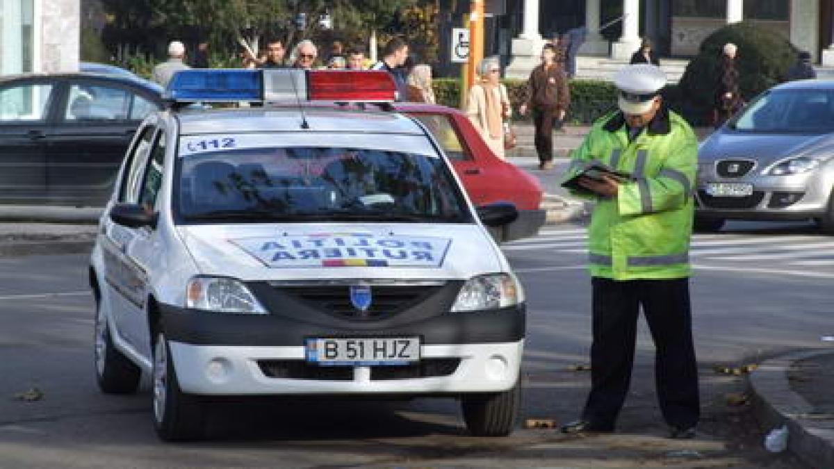 În loc de &quot;Bună dimineaţa&quot; s-au trezit cu mascaţii la usă. Opt poliţişti de la Rutieră suspectaţi de luare de mită