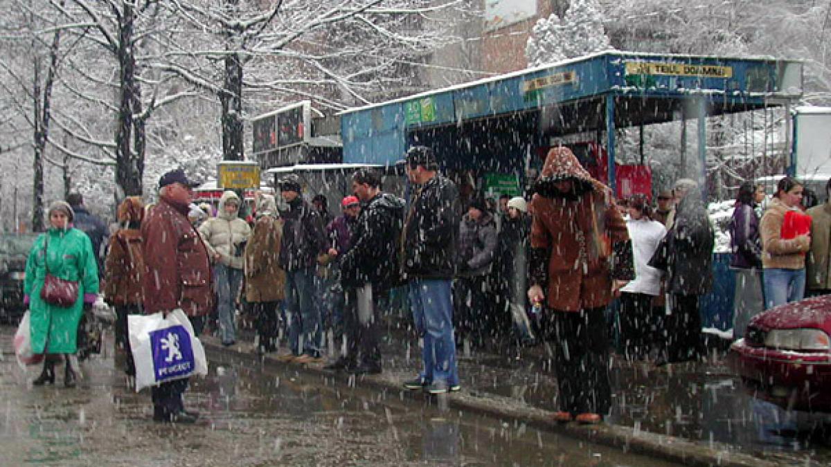 Ultimul &quot;cadou&quot; rece din partea iernii. Lapoviţă, ploi şi ninsori în Capitală. Cum va fi vremea în weekend?