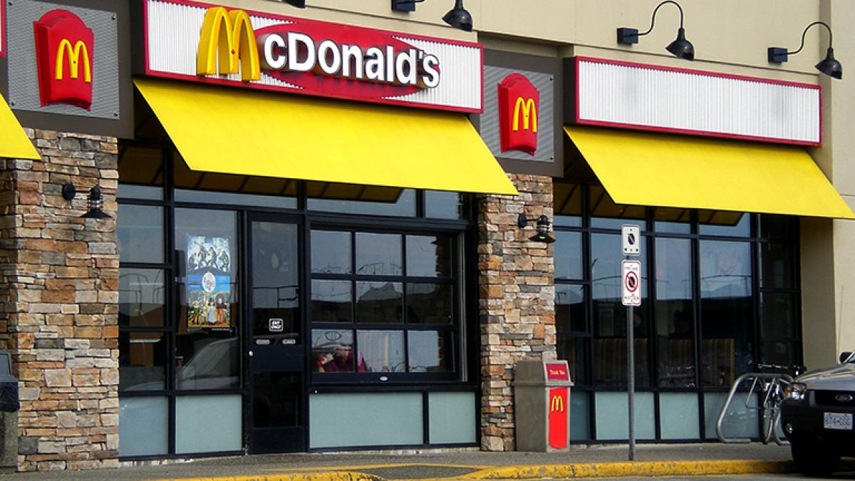 INEDIT! De la McDonald's la Hollywood. Vezi ce vedete şi-au început cariera la fast-food