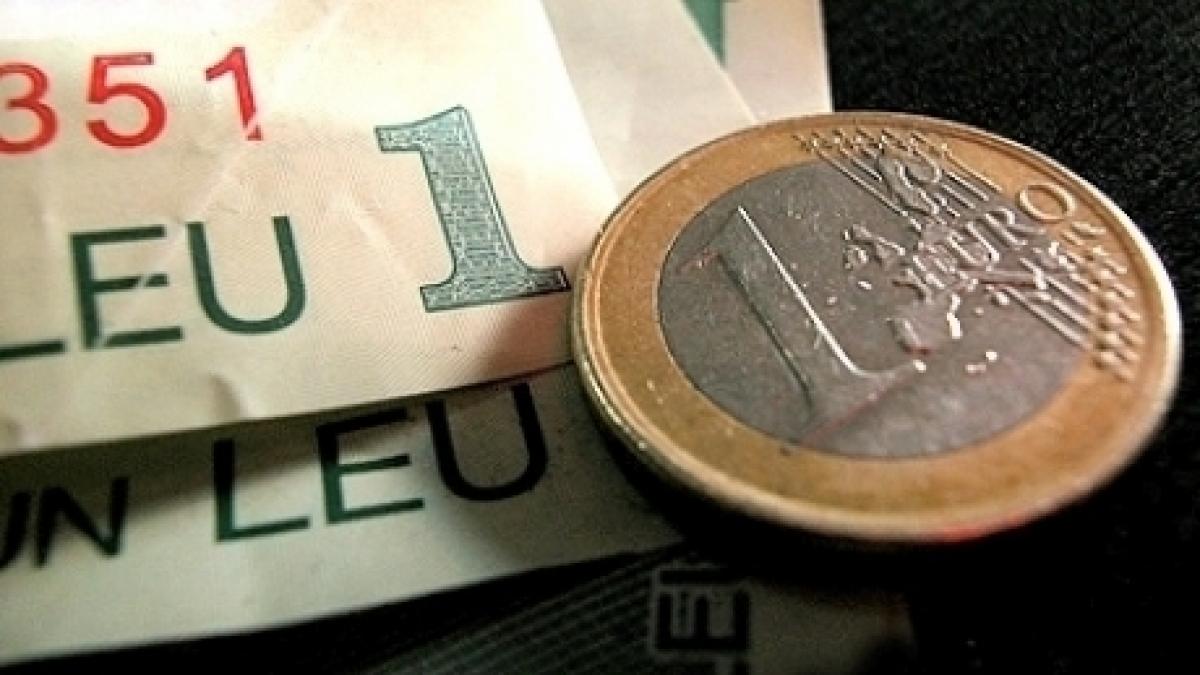 Recordul din ultimele 21 de luni pe care nici un român nu îl dorea. Moneda naţională, trântită la pământ de euro