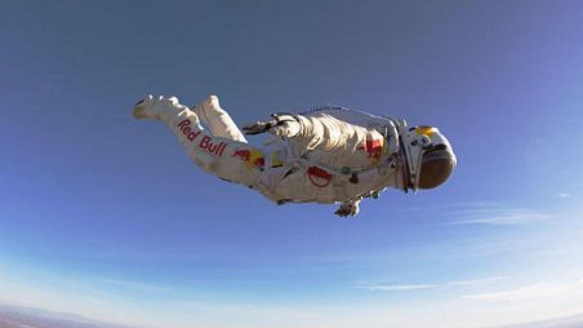 Record mondial: Austriacul Felix Baumgartner a sărit cu paraşuta de la 21.800 m