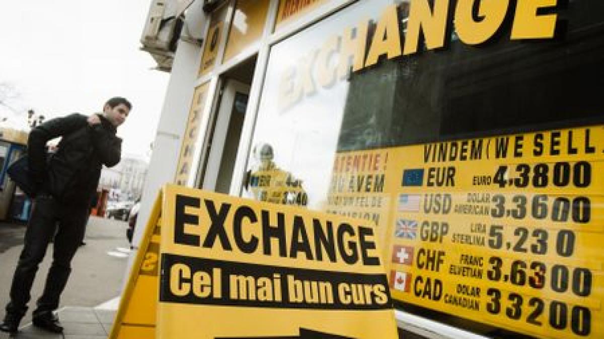 Cursul EURO a atins un nou MAXIM ISTORIC. Cea mai proastă cotaţie a leului înregistrată vreodată