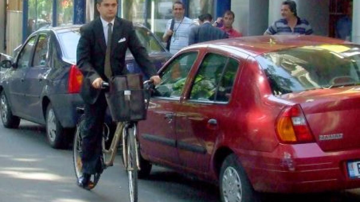 Paleologu, pe bicicletă la şedinţa PDL: Colegii mei sunt născuţi în maşină