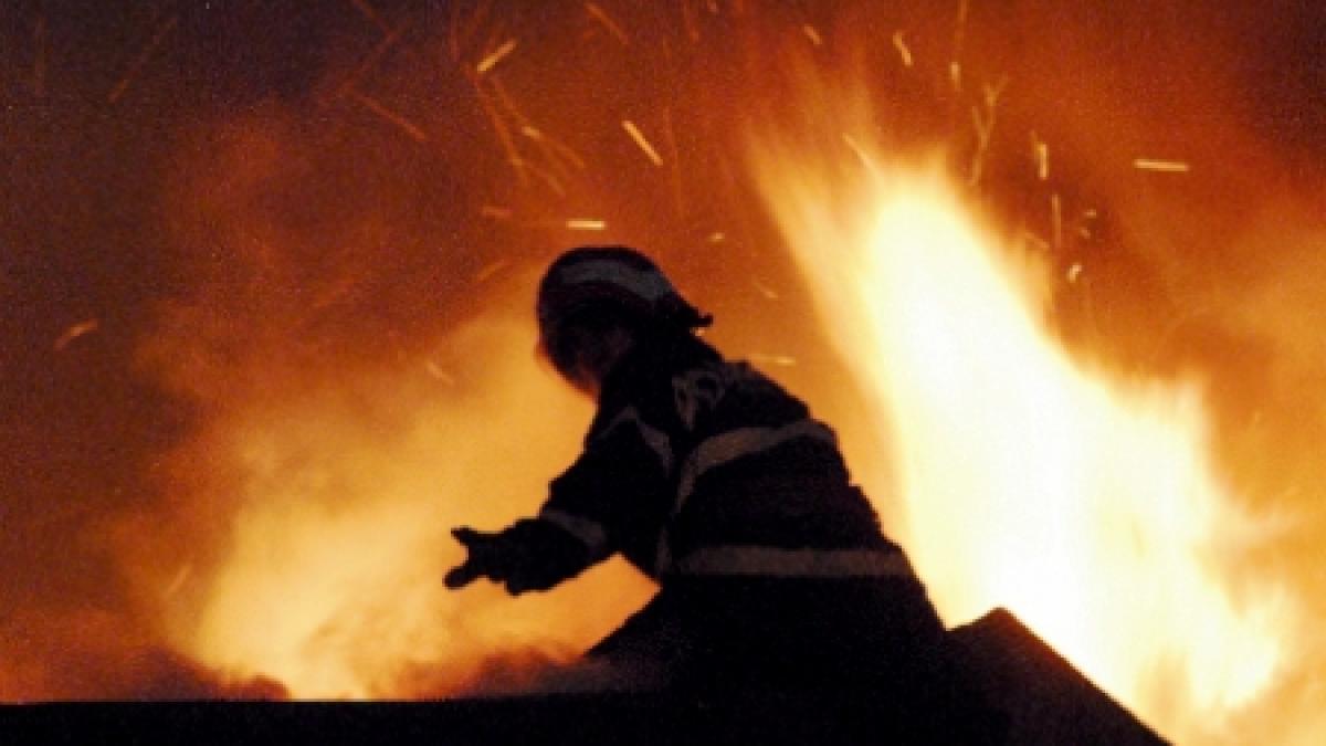 Primăvara se înmulţesc incendiile de vegetaţie. În numai două ore, în judeţul Argeş, pompierii au stins peste 10 incendii