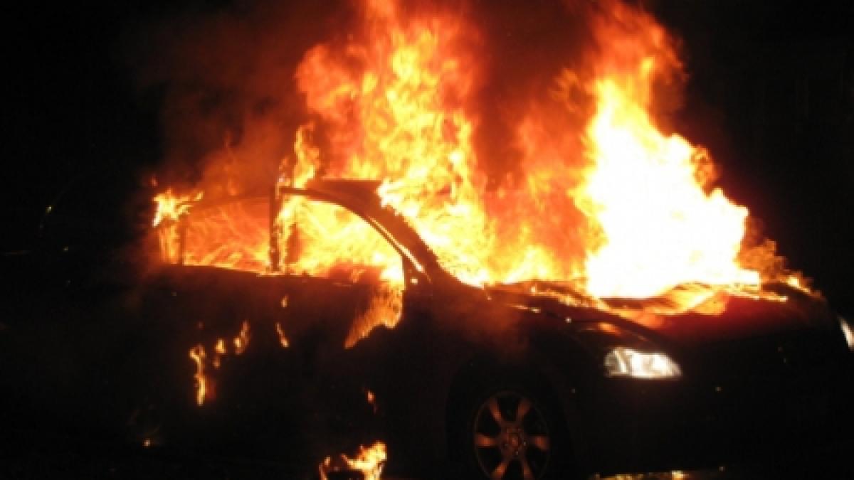 Trafic oprit pe autostrada A1. O maşină a luat foc