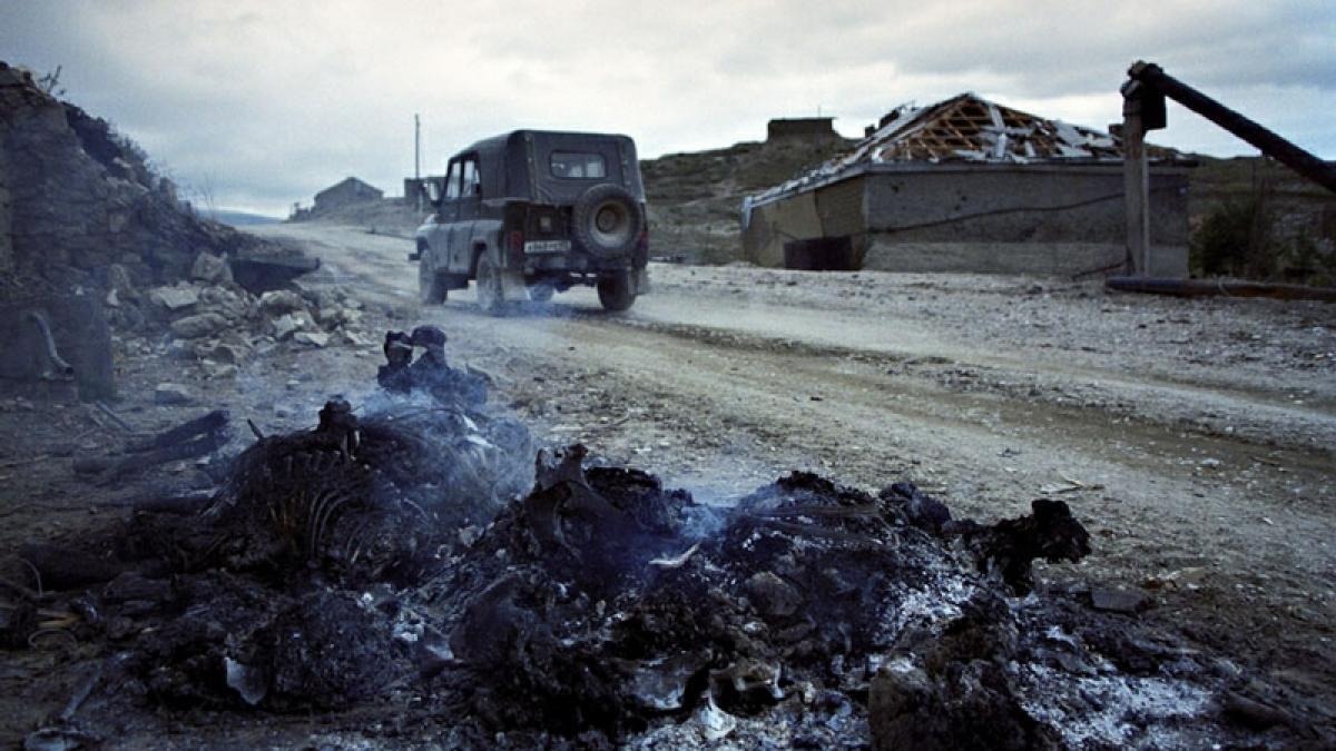 Trupurile lor sunt ruguri vii la marginea drumurilor. Ţara unde oamenii au ajuns ruine ambulante