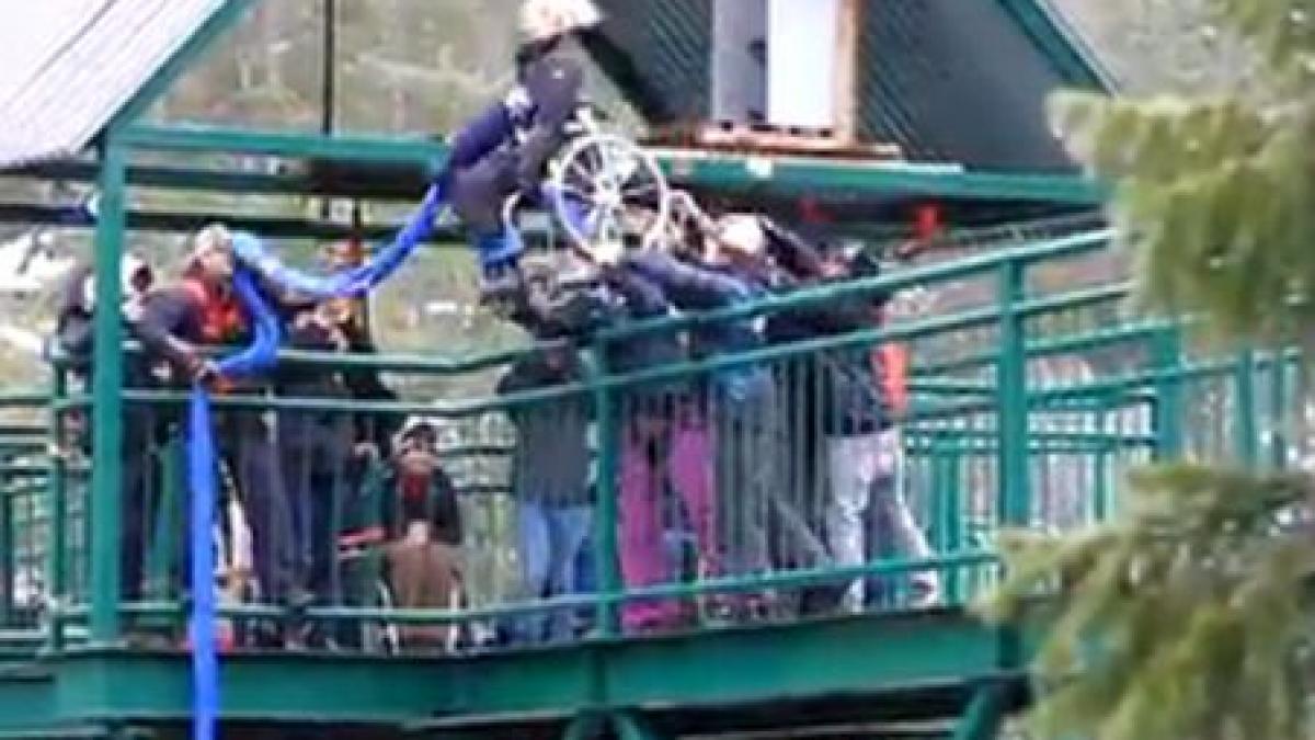 Sport extrem din scaunul cu rotile. O femeie paralizată face bungee jumping