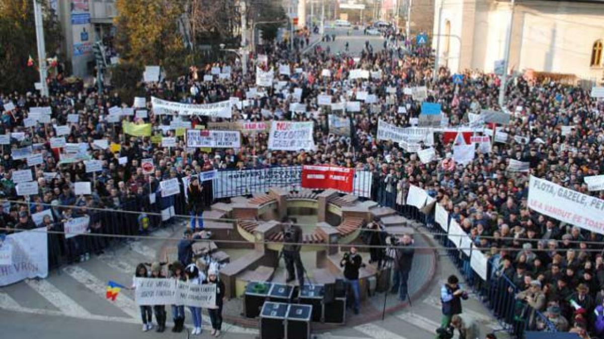 5.000 de oameni au ieşit în stradă la Bârlad. &quot;Aveţi mare grabă să ne daţi OTRAVĂ!&quot; Protest împotriva exploatării gazelor de şist