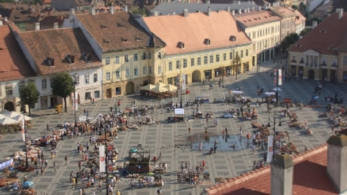 Sibiu. O mână de actori au făcut înviorarea de dimineaţă în Piaţa Mare din oraş