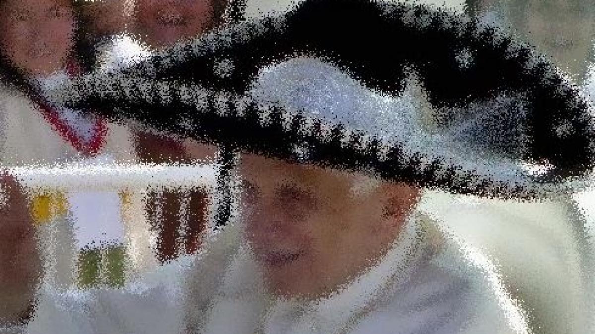 Bine dispus şi zâmbăreţ. Vezi cum arată Papa Benedict al XVI-lea cu sombrero pe cap