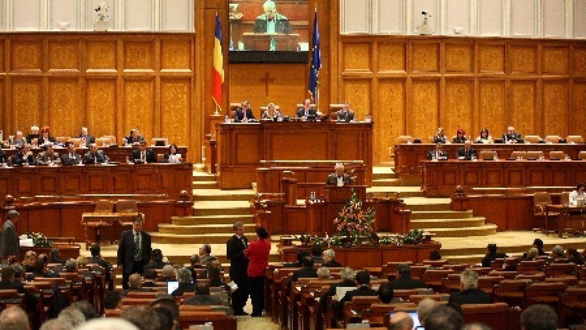 Şedinţă... electro-şoc azi în Parlament! Mai mulţi aleşi s-au electrocutat în microfonul tribunei! Momente amuzante