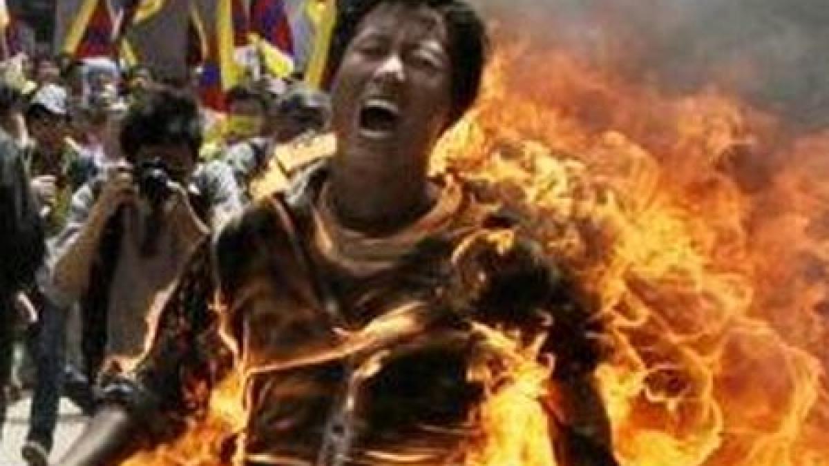 Imagini ŞOCANTE. Un tibetan şi-a dat foc în timpul unui protest