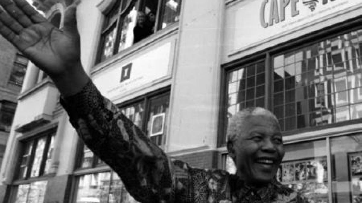 Mii de documente şi înregistrări personale ale lui Nelson Mandela au fost postate pe internet