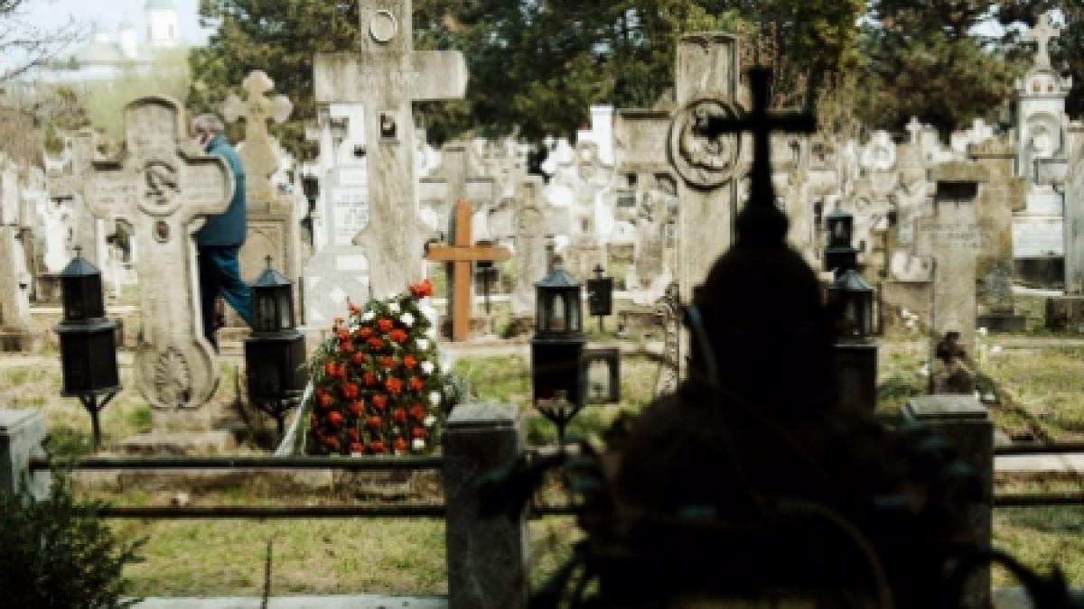 Cu OPC-ul în cimitir. Un bătrân s-a plâns inspectorilor că nu încape în mormânt 