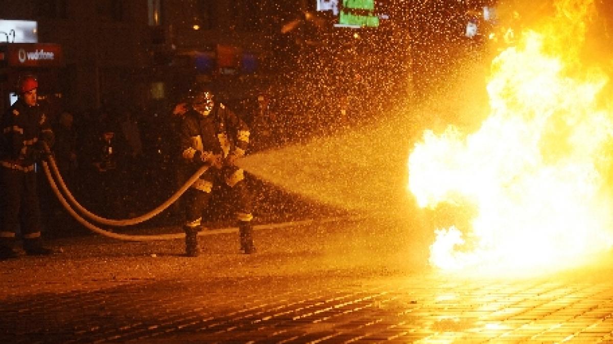 Incendiu la Casa Tineretului din Râmnicu Vâlcea. Pompierii au intervenit cu patru autospeciale