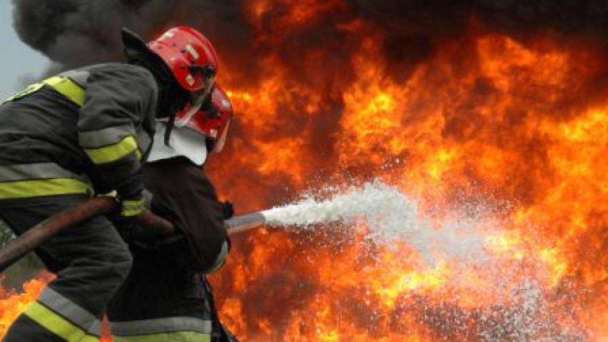 Incendiu de proporţii la Timişoara. Un bărbat a ars de viu