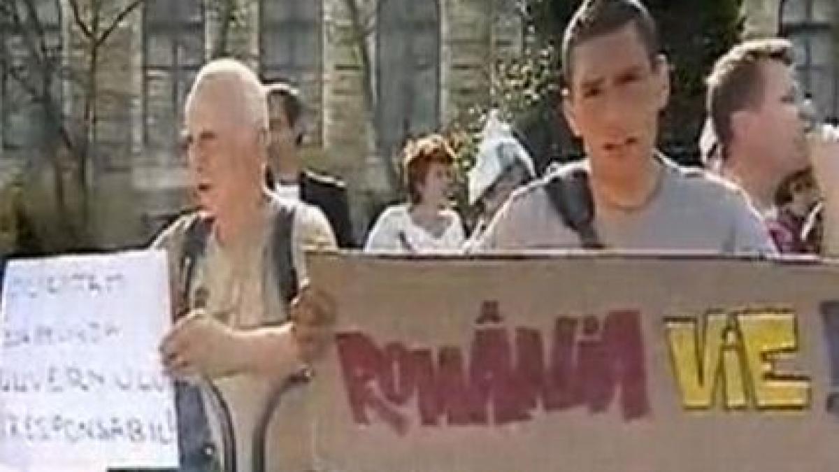 Protest în Capitală faţă de privatizarea CupruMin: &quot;NU hoţiei, STOP privatizării Cupru Min&quot;