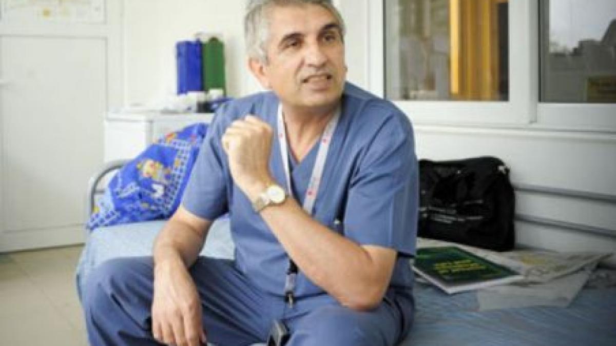 Un doctor român a revoluţionat medicina ortopedică. Copiii cu malformaţii la picioare pot merge din nou