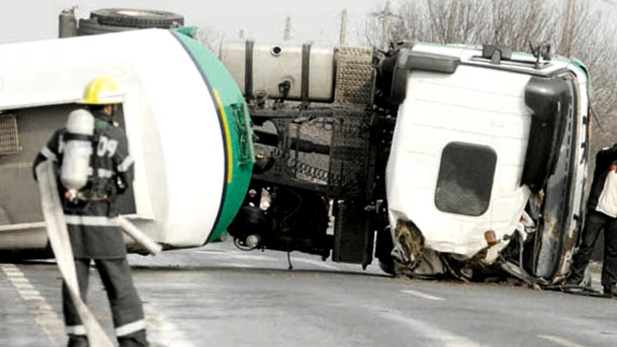 Cisternă cu GPL, răsturnată pe şoseaua de centură a Buzăului. Traficul în zonă a fost reluat după trei ore