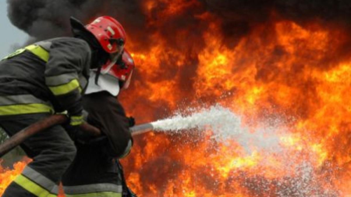 Incendiu de proporţii la o fabrică de prelucrare a lemnului din Covasna