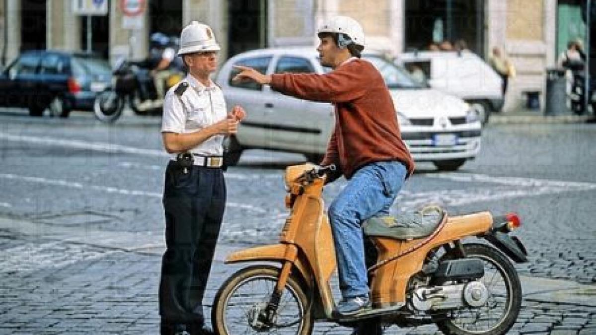 Poliţistul care a amendat un conducător de moped pentru că nu purta centura de siguranţă, cercetat pe Poliţia Ilfov