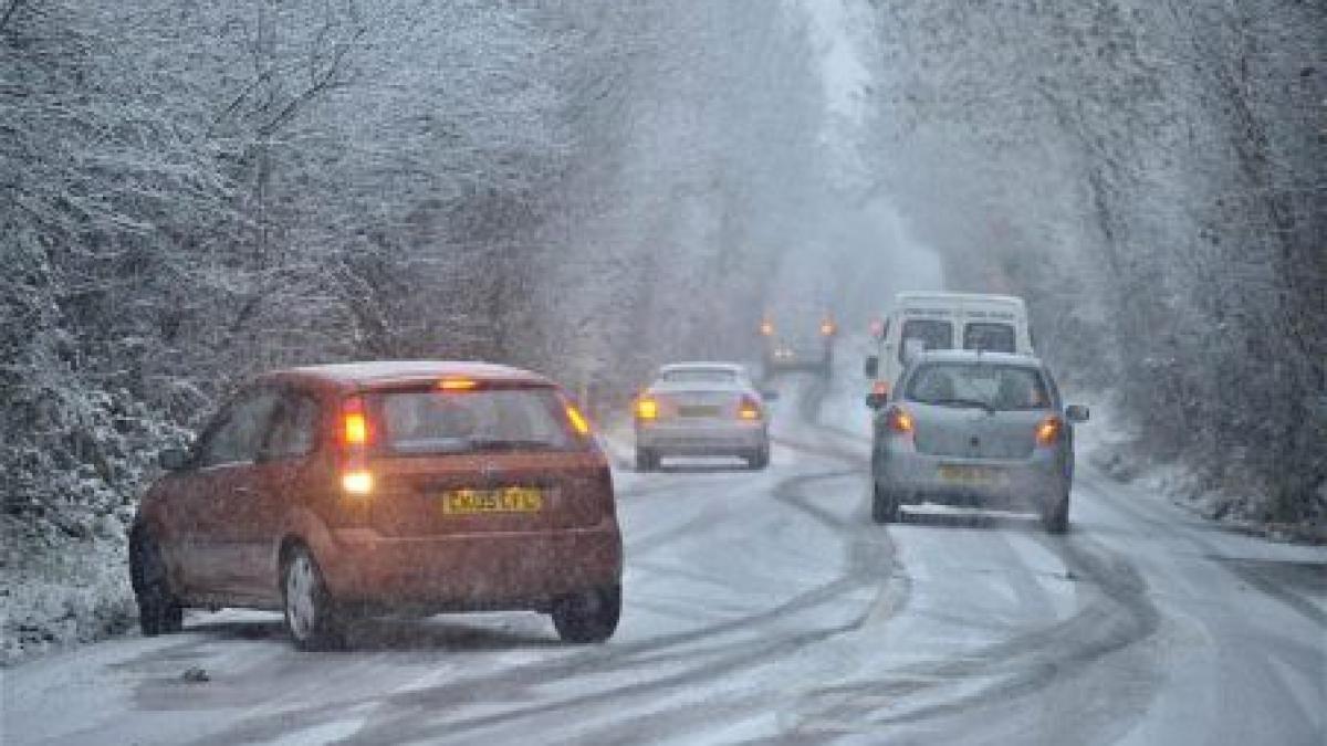 DN 17, blocat pe un sens din cauza zăpezii. Mai multe tiruri au derapat