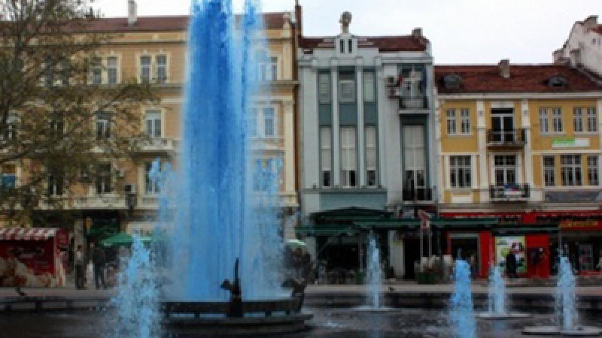 Apa unei fântâni arteziene din oraşul bulgăresc Plovdiv, colorată după un model românesc